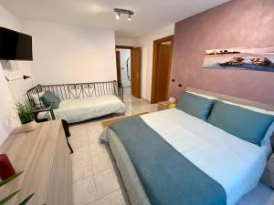 una camera con un letto e un divano di Appartamenti Diffusi di Villa Fiorita a Cattolica