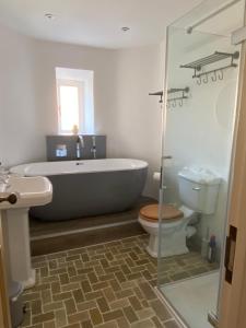 Bathroom sa Grade II Listed 3 Bedroom Cottage With Free Parking