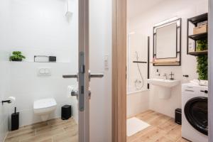 Kúpeľňa v ubytovaní WestSide River Apartment + 18 fotografií