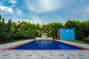 Rozo的住宿－LAS ORQUIDEAS，庭院中一个带喷泉的游泳池