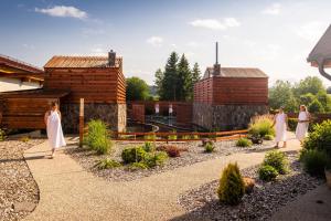 Κήπος έξω από το Wellness Hotel Frymburk