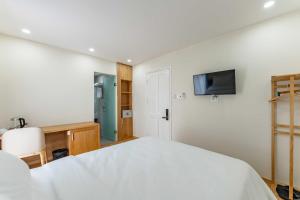 Postel nebo postele na pokoji v ubytování Edoya hotel Dong Khoi
