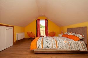 1 dormitorio con cama y ventana en La Villa Olli -Natural pool & Hot tub en Bristol