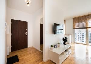 Televízia a/alebo spoločenská miestnosť v ubytovaní Apartament Lekka