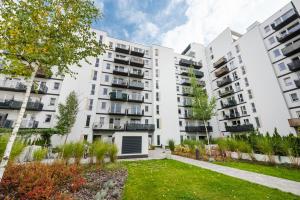 een appartementencomplex met een tuin ervoor bij Apartament Lekka in Warschau