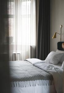 a bedroom with a bed and a window at Apartments by Brøchner Hotels in Copenhagen