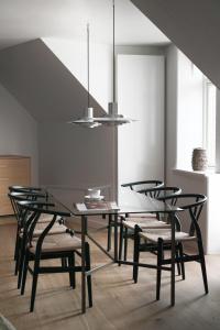 a dining room with a table and chairs at Apartments by Brøchner Hotels in Copenhagen