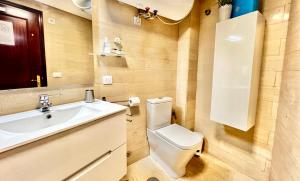 un bagno con un water e un lavandino di FLORIDA 125 a Vigo Altre 5 foto