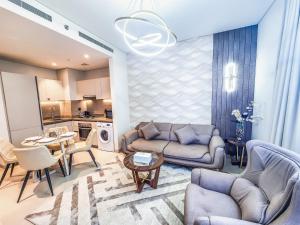 een woonkamer met een bank en een tafel bij STAY BY LATINEM Luxury 1BR Holiday Home CV A811 near Burj Khalifa in Dubai