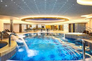 A Hoteli - Grand&Sky Hotel Tornik内部或周边的泳池