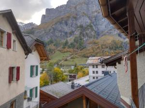 een uitzicht op een berg vanuit een stad met gebouwen bij Appartement centre ville in Leukerbad