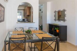 - une salle à manger avec une table, des chaises et un miroir dans l'établissement Apartamento 2 Dormitorios con vistas al Mar, à Nerja