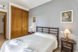 une chambre avec un lit avec deux tables de nuit et deux lampes dans l'établissement Apartamento 2 Dormitorios con vistas al Mar, à Nerja 39 autres photos