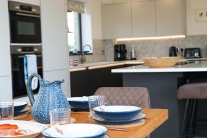 Η κουζίνα ή μικρή κουζίνα στο Stunning home, sea views, walk to beach