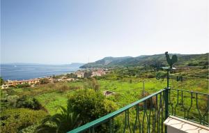 Vom Balkon eines Hauses genießen Sie Meerblick. in der Unterkunft Cozy Home In Villa San Giovanni With Kitchen in Villa San Giovanni