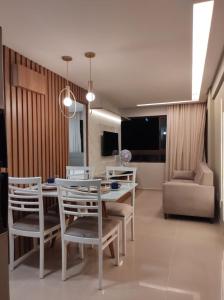 una sala da pranzo e un soggiorno con tavolo e sedie. di Rio Park Avenue Number 2 - By TRH Invest a Recife