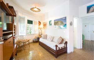 sala de estar con sofá y mesa en Cozy Home In Villa San Giovanni With Kitchen, en Villa San Giovanni