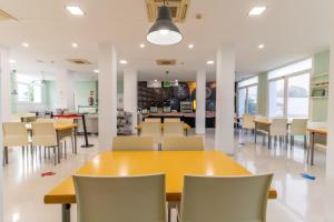 Restauracja lub miejsce do jedzenia w obiekcie Albergue Inturjoven Jerez De La Frontera