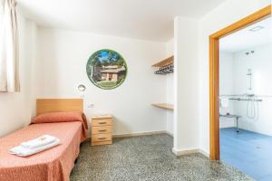 mały pokój z łóżkiem i łazienką w obiekcie Albergue Inturjoven Jerez De La Frontera w mieście Jerez de la Frontera