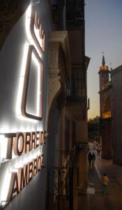 um sinal na lateral de um edifício em Torre de Ambroz em Plasencia