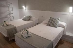 A bed or beds in a room at Torre de Ambroz