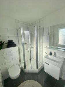 Ένα μπάνιο στο (Messe)Zimmer mit Bad und Ankleideraum + Parkplatz