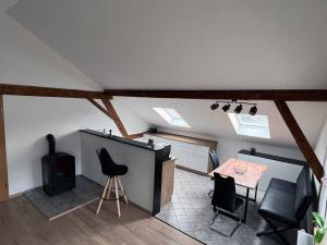 sala de estar con fogones, mesa y sillas en Haus Andreas, en Bodenmais