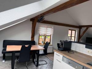 Una cocina con una mesa y sillas en una habitación. en Haus Andreas, en Bodenmais 19 fotos más