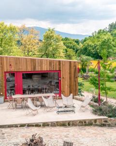 um edifcio de madeira com uma mesa e cadeiras num ptio em Casa da Vrzea - Serra da Estrela em Fornos de Algodres mais 37 fotografias