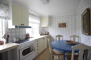 - une cuisine avec une table bleue et des chaises dans l'établissement Kurrebo Vandrarhem, à Urshult