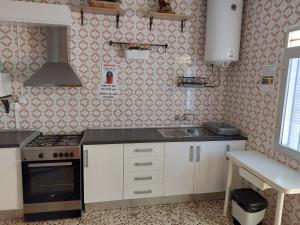een keuken met een fornuis en een wastafel. bij Casa Martin in Murcia