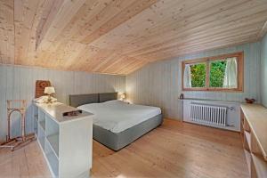 Un pat sau paturi într-o cameră la Chesa Alvan - Surlej