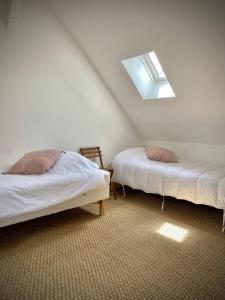 מיטה או מיטות בחדר ב-Maison cosy avec jardin en plein centre historique