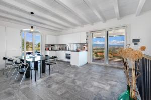 Kuchyňa alebo kuchynka v ubytovaní AMORE RENTALS - Villa Ambretta