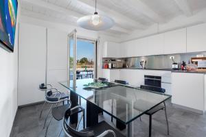 Kuchyňa alebo kuchynka v ubytovaní AMORE RENTALS - Villa Ambretta