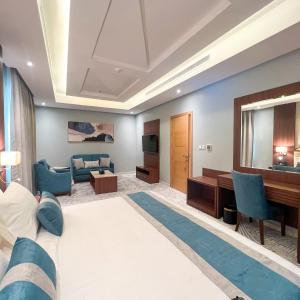فندق ليفيل ناين Level Nine Hotel في جدة: غرفة معيشة مع أريكة ومكتب
