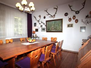 un comedor con una gran mesa de madera y sillas en Cottage, Schorfheide, en Schorfheide