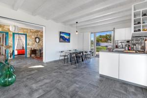 Kuchyňa alebo kuchynka v ubytovaní AMORE RENTALS - Villa Ambretta