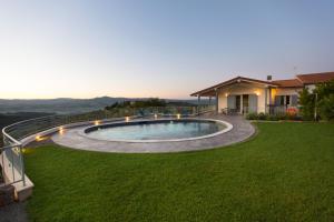 Bazén v ubytovaní AMORE RENTALS - Villa Ambretta alebo v jeho blízkosti