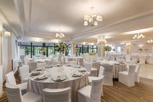 Restaurace v ubytování Ramada by Wyndham Slatina Parc