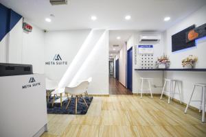 uma sala de reuniões com bancos e um sinal que lê um novo serviço em Meta Hotel em Kuala Lumpur