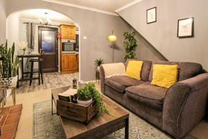 Posezení v ubytování Comfortable 2 Bedroom House with Free Parking