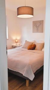 Wine & Hike في Wincheringen: غرفة نوم مع سرير كبير مع تجهيزات خفيفة
