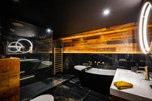 La salle de bains est pourvue d'une baignoire, d'un lavabo et d'une baignoire. dans l'établissement Mulberry, à Windermere