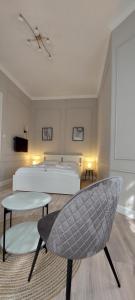 A bed or beds in a room at Castle Apartman ****