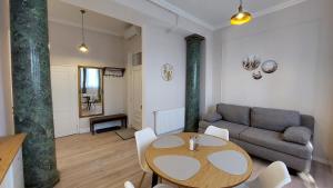 salon ze stołem i kanapą w obiekcie Castle Apartman **** w mieście Sátoraljaújhely