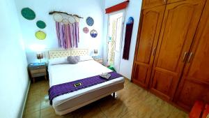 TravelHome Serviced Apartment LPA Airport - Business - Time Off في Playa del Burrero: غرفة نوم صغيرة بها سرير ونافذة