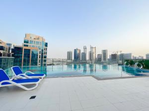 Bazén v ubytování Luton Vacation Homes - Elite Downtown Residence, Burj Khalifa View Dubai - 19AB01 nebo v jeho okolí