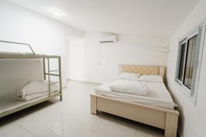 米茨佩·拉蒙的住宿－לופט נור，一间卧室设有两张双层床和一扇窗户。