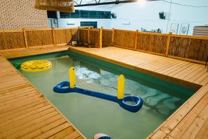 米茨佩·拉蒙的住宿－לופט נור，游泳池,里面放着玩具
